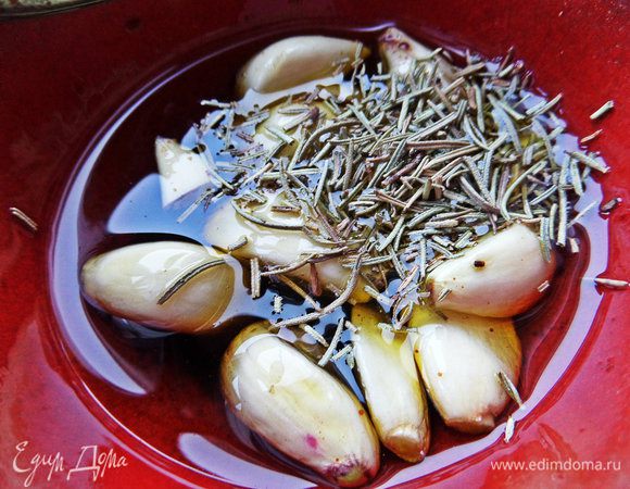 Добавляем розмарин, соль, перец.