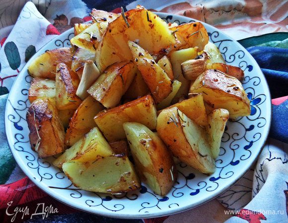 Вынимаем картошечку на блюдо. И про чеснок не забываем, он как семечки, самый-самый.