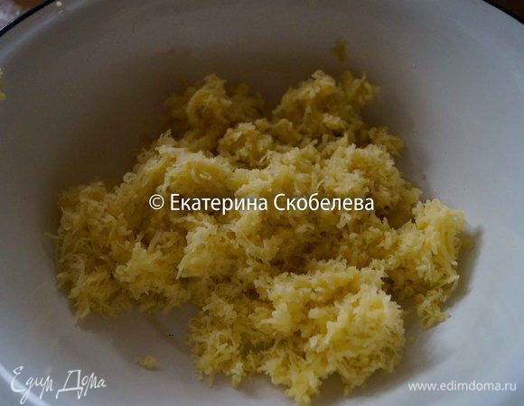 Смазать мелкую терку немного подсолнечным маслом и натереть на ней картофель. За счет масла картофель не будет так сильно липнуть.