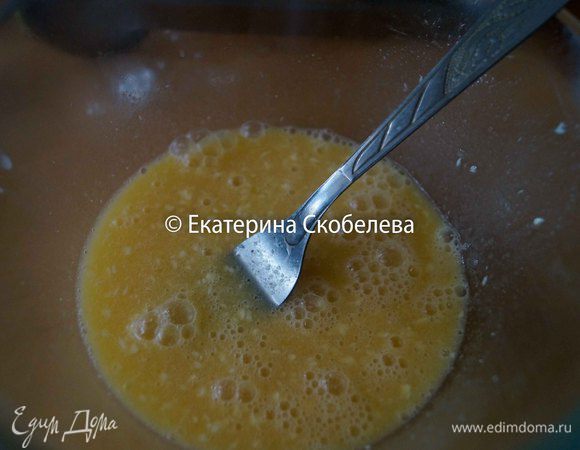 Яйца взбить немного с солью, добавить растопленное сливочное масло, перец, сметану и немного взбить.