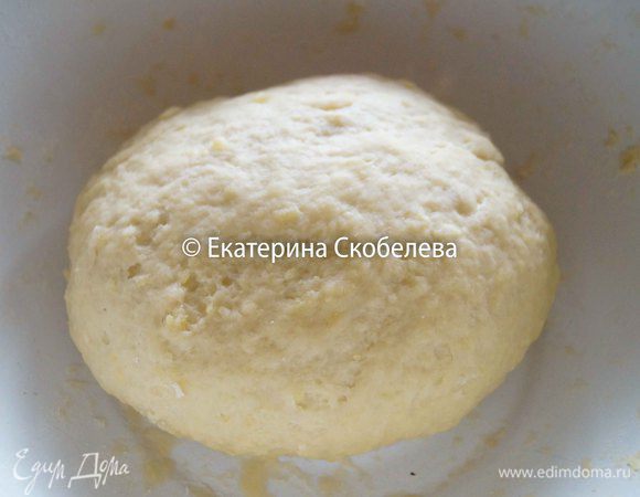 К тертому картофелю добавить муку и крахмал, влить яичную смесь. Замесить тесто, скатать его в шар и дать ему "отдохнуть" в сторонке минут 30.