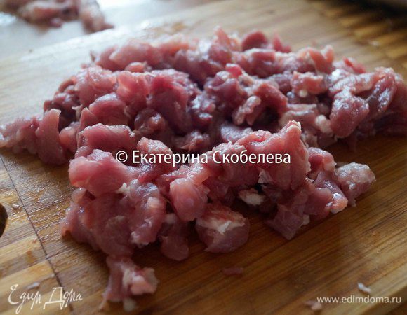 Достаточно мелко порежем мясо.