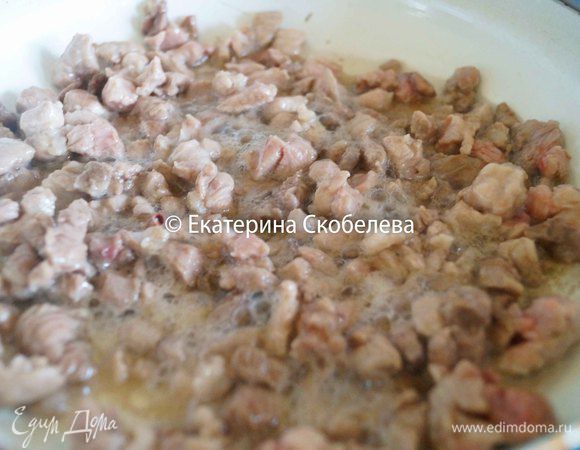 На сковороде разогреем растительное масло и обжарим мясо, но не сильно, чтобы оно не зажаривалось, а только слегка тушилось.