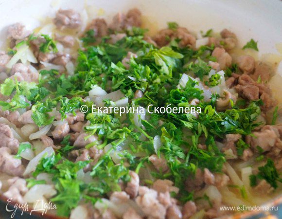 Прибавим к мясу лук, снова дадим потушиться, добавим зелень и тушим еще пару минут.
