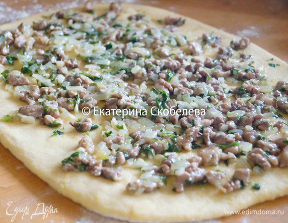 Раскатаем тесто в достаточно толстый пласт, не менее 5 мм, выложим начинку.