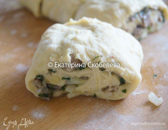 Разрежем рулет на кусочки, около 5 см.