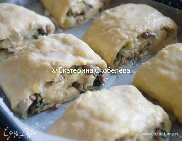 Выкладываем рулет на противень застеленный бумагой для выпечки и ставим в разогретую до 200 градусов духовку на 35-40 минут. Периодически достаем и поливаем молоком.