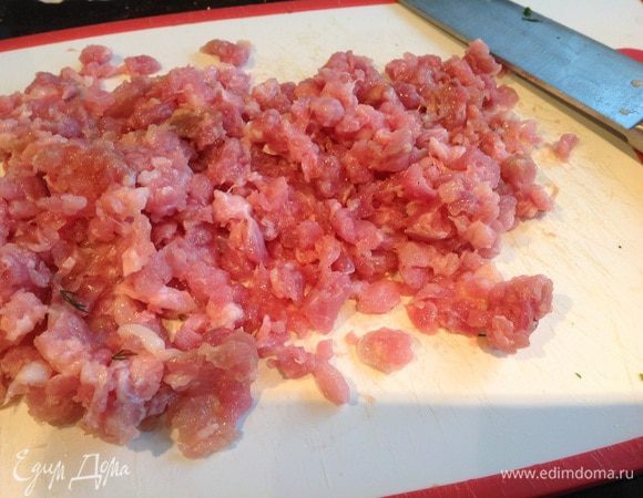Филе индейки мелко порубите.