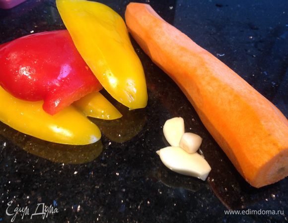 Почистите морковь и чеснок. У болгарского перца удалите семена.