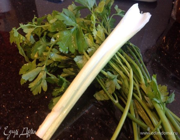 Хорошо промойте зелень и сельдерей.