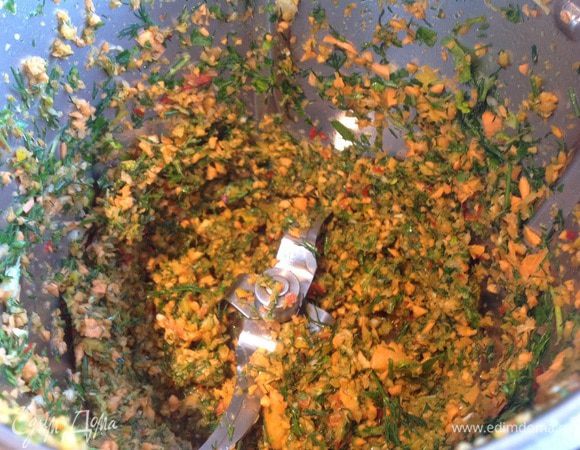 Овощи и зелень (у меня по 1/3 пучка петрушки, укропа и кинзы) измельчите с помощью комбайна.