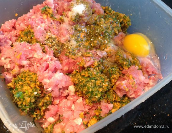 Смешайте мясо, овощи, яйцо, посолите, приправьте перцем, можно добавить специи.