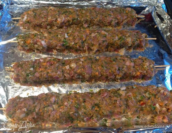 Вокруг шпажек сформируйте длинные котлеты, выложите на противень смазанный маслом и застеленный фольгой. Готовьте в предварительно нагретой до 200 градусов духовке 20-25 минут, также можно приготовить на гриле или открытом огне.