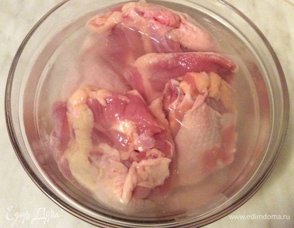 Куриное бедро я всегда замачиваю в солевом растворе на 15-20 минут. После этого курица становится более мягкой и нежной.