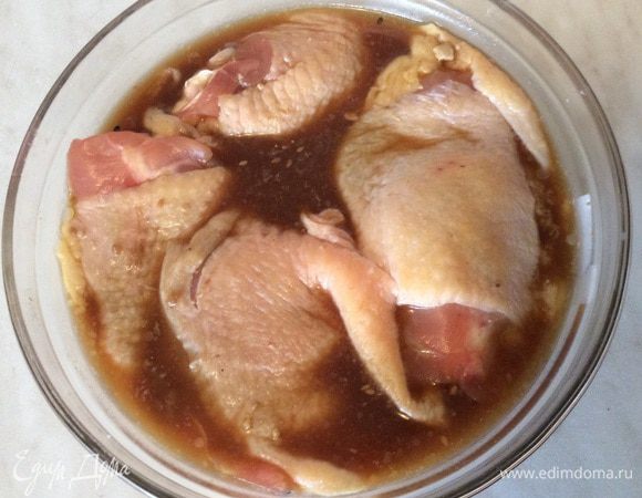 Маринадом заливаем куриные бедра и оставляем минут на 15-20, добавляю дополнительно черный молотый перец. Если есть время оставляю курицу на ночь в маринаде,тогда мясо больше пропитывается медово-горчичным вкусом.