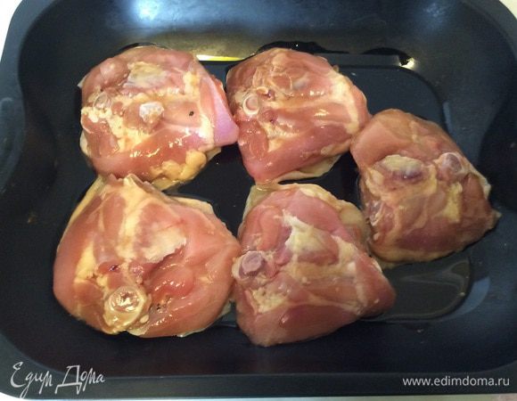 Выкладываем мясо на смазанное растительным маслом противень и на 30 минут отправляем в духовой шкаф, предварительно разогретый до 180 градусов.