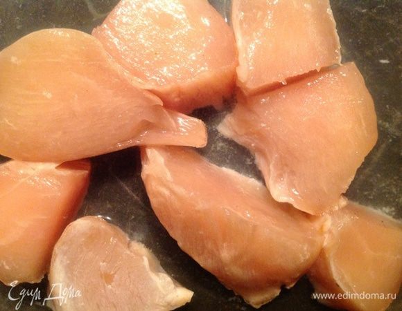 Чечевицу (0,5 стакан - это примерно 100 гр.) ставим на огонь отдельно, вариться на 10 минут, на средний огонь.  Вливаем растительное масло в глубокую сковороду и ставим на огонь. Грудинку режем на кусочки и выкладываем на разогретую с маслом сковороду.