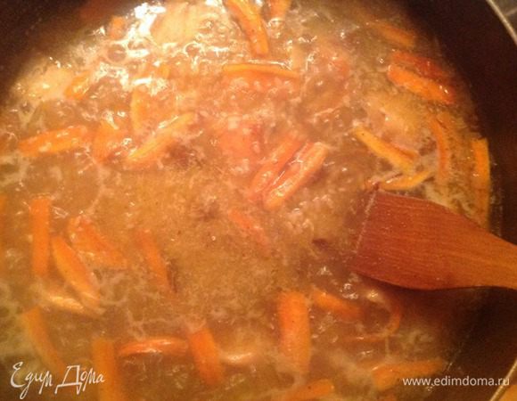 Когда морковь станет мягкой, вливаем воду.