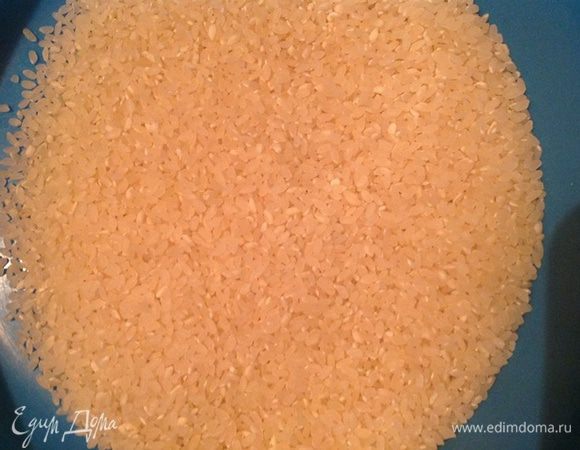 Очищенный рис моем и добавляем в сковороду, когда вскипит вода. 