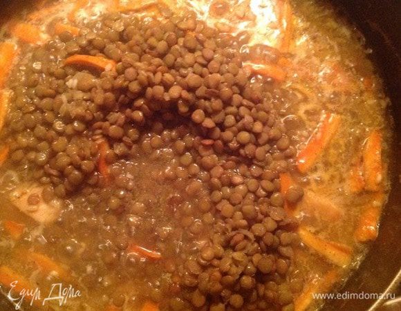 Чечевицу скидываем на дуршлаг, чтобы стекла вся вода, и добавляем туда же. Солим, перемешиваем и оставляем вариться на маленьком огне, до полного испарения воды. Когда вся масса начнет густеть, желательно не перемешивать. Если вы почувствуете, что рис не доварился можно чуть-чуть добавить воды и потомить.