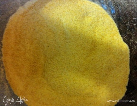 Нутовая мука: нут сварить. У меня сварился минут за 30 — 40. Остудить, смолоть в блендере. Противень проложить пергаментом, высыпать смесь нута, просушить при 100°С 1 — 1,5 часа. Остудить еще раз, перемолоть в блендере, просеять. У вас должно получиться 75 г муки, смешать с сахаром первую часть 75 г, я это делаю также в блендере. Так как нут был вареный, чтобы убрать лишнюю влагу, смесь пудры и муки я поставила на 5 минут в духовку при 150°С, достать, просеять.