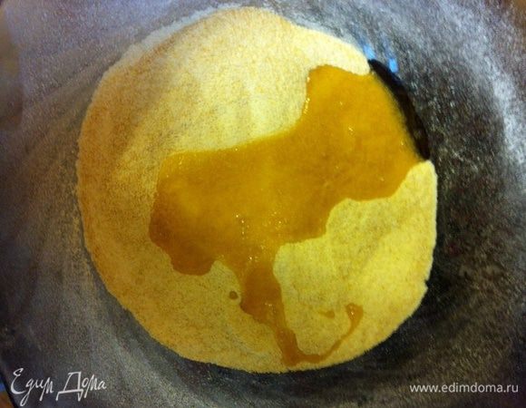 Добавить в эту смесь два белка. Белки из свежих яиц, просто достать их за час, чтобы были комнатной температуры, и перемешать.