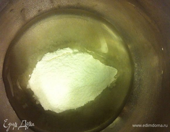 Вторые 75 г сахарной пудры смешать с 1 белком, поставить на паровую баню и довести до 45 — 50°С. Снять,  перелить в другую посуду, взбить в плотную меренгу и до остывания смеси.