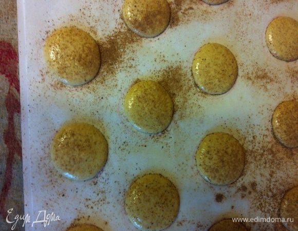 Смешать первую смесь с меренгой, отсадить пирожные, присылать корицей. Оставить постоять минут сорок, час. Это важно, чтобы верх не трескался и юбочка была. У нас было вчера влажно и дождь, поэтому для надежности я поставила в духовку на 5 минут при 80°С. 