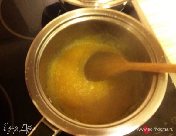 Яблочные кули: два яблока почистить, перебить в блендере, добавить вторые 50 г сахара, переложить в посуду, где карамелизировались яблоки, довести до кипения, добавить пектин, варить еще 3 минуты, снять с огня, добавить щепотку корицы. Остудить.