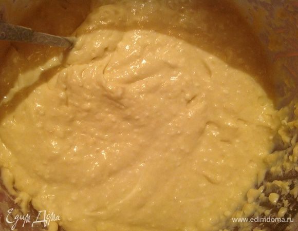 Яйца разделить на белки и желтки. Если яйца у вас были не в холодильнике, то белки убрать в холодильник. Сметану взбить с сахаром (1 стакан), и по одному добавлять желтки. Грушу почистить от кожуры и сердцевины, взбить в блендере с творогом до однородной массы. добавить Грушу и творог к основной массе. Перемешать.