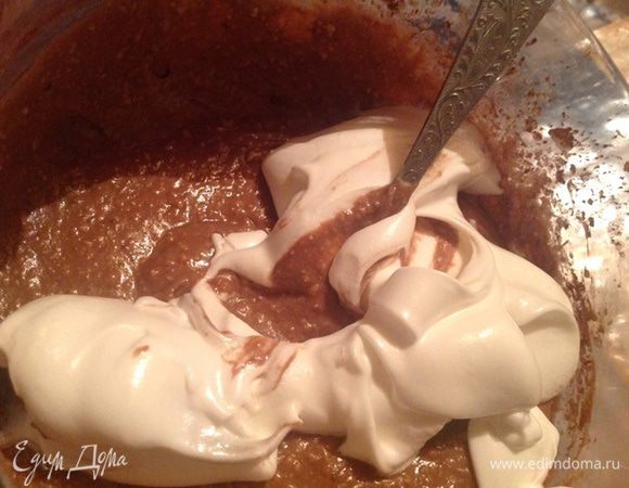 Берем белки добавляем одну щепотку соли и начинаем взбивать миксером на слабой скорости. Когда образуется слабая пена, добавляем оставшийся сахар     (0,5 стакан) и увеличим скорость. Взбиваем до устойчивых форм пика. Добавляем к основной массе в два приема, перемешивая снизу вверх.