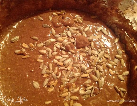Добавляем ко всей массе обжаренные семечки. 
Очищенные семечки кладем на чистую разогретую сковороду и обжариваем 5 минут постоянно перемешивая. 