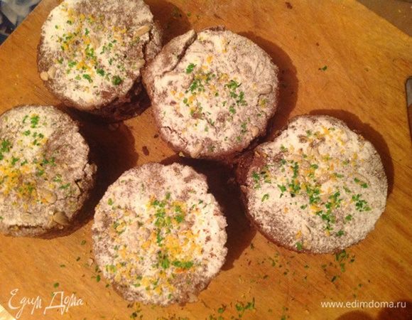 Вливаем тесто в формочки, смазанные маслом, и запекаем в духовке разогретой до 180 градусов на 60 минут. Готовность проверяем лучинкой (она должна быть сухой). Вынимаем наши кексы из форм и посыпаем сахарной пудрой. Можно и кокосовой стружкой.