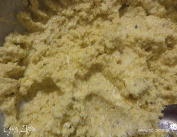 Фундук поджарить на сухой сковороде, очистить от кожуры, измельчить в блендере в очень мелкую крошку.