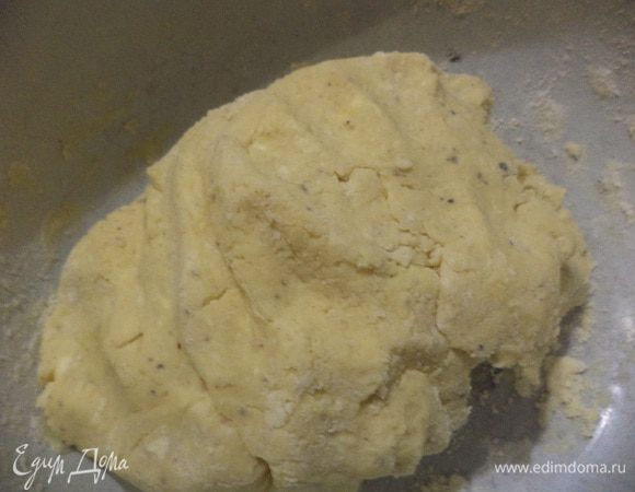 Размягчённое сливочное масло растереть с сахаром. Добавить соль, гвоздику, измельчённый фундук, желтки, растереть всё вместе.
Муку перемешать с разрыхлителем.
Добавить к муке масляно-сахарную смесь, замесить однородное тесто.
Положить тесто на 1 час в холодильник.