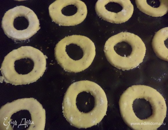Тесто раскатать в пласт толщиной 2 мм, из половины теста стаканом вырезать кружки, переложить их на смазанный маслом противень, выпекать при температуре 170 градусов 8-10 минут.
Из оставшегося теста тоже вырезать кружки, но при этом, посередине каждого кружка вырезать дырочку диаметром 1 см. Эти кружки выпекаются немного быстрее.