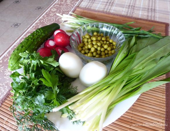 Этот зеленый салат я всегда готовлю в начале весны, как только появляется листовая черемша. Все очень просто и не хлопотно. Овощи и зелень помыть, обсушить. Яйца отварить, зеленый горошек извлечь из банки и слить лишнюю жидкость. Вот такой у меня весенний набор получился.