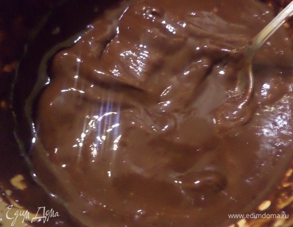 Для крема шоколад растопить на водяной бане.
Размягчённое сливочное масло (100 гр) взбить миксером, взбивая, добавить растопленный шоколад, сгущённое молоко и коньяк. На 30 минут поставить крем в холодильник.