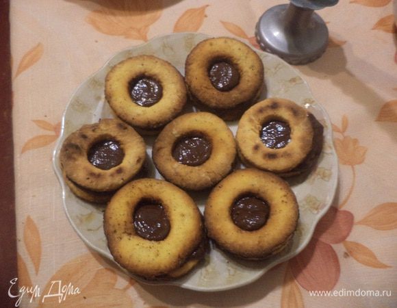 Целое печенье и печенье с дырочкой попарно соединить кремом.

Угощайтесь! Приятного аппетита!