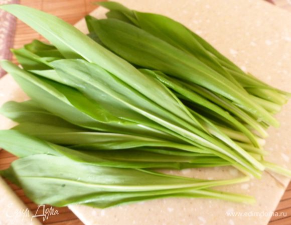 Подготавливаем черемшу, отрезав основную часть стебля.