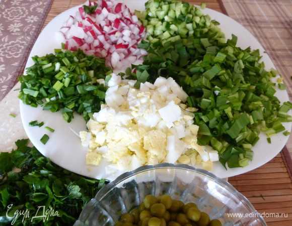 Все ингредиенты для салата, мелко режем небольшими кубиками. Примерно так...