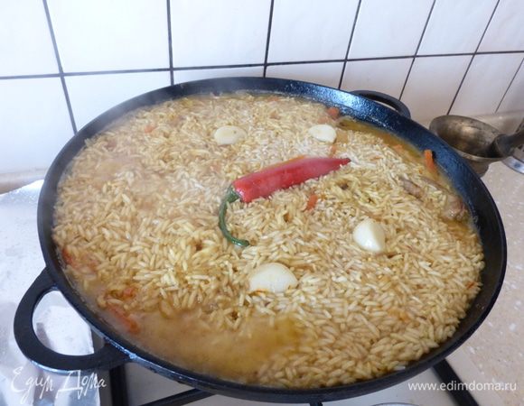 Пока я вожусь с салатом, муж готовит узбекский плов. Это с одной стороны имеет отношение к салату, а с другой возможно и нет. Не понято: салат готовится к плову или плов к салату...