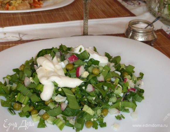 Кладем необходимое нам количество салата в тарелку и только тогда его солим, одновременно добавляем заправку. Я люблю со сметаной и иногда, по настроению, еще добавляю немного майонеза. Можно сдобрить салат любым растительным маслом, тоже вкусно , а главное минимум калорий. Оставшийся  салат накрываю пленкой и ставлю в холодильник, на следующий день он такой же свежий.