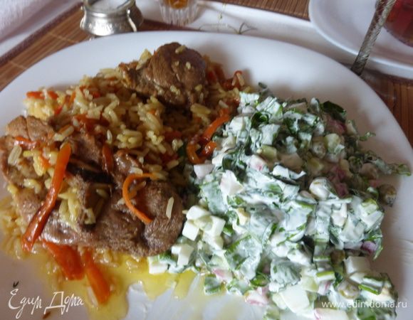 А так выглядит салат уже со сметано-майонезной заправкой. На гарнир к нему плов или наоборот. Судя по порции, я себя не жалею и не думаю, что совсем скоро лето.