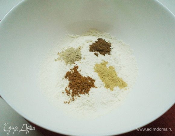 Муку смешать со специями (имбирь, корицу, кардамон, мускатный орех и соль).