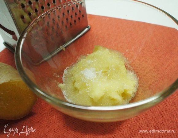 В маленькой миске смешать 2 ст. л. белого сахара и натертый на мелкой терке имбирный корень.