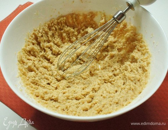 Сливочное масло комнатной температуры взбить миксером. Добавить мед, коричневый и ванильный сахар и продолжить взбивать около 2 минут. 