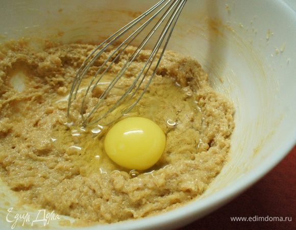 Продолжая взбивать, добавить по одному яйцу. После добавления каждого яйца взбивать примерно по 1 минуте.