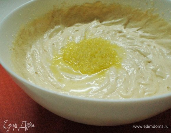 Добавить замоченный в сахаре свежий имбирь вместе с выделившимся соком.