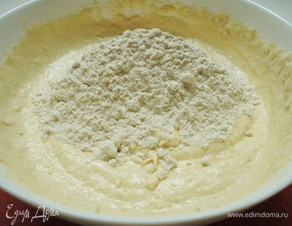 Всыпать муку со специями и перемешать.